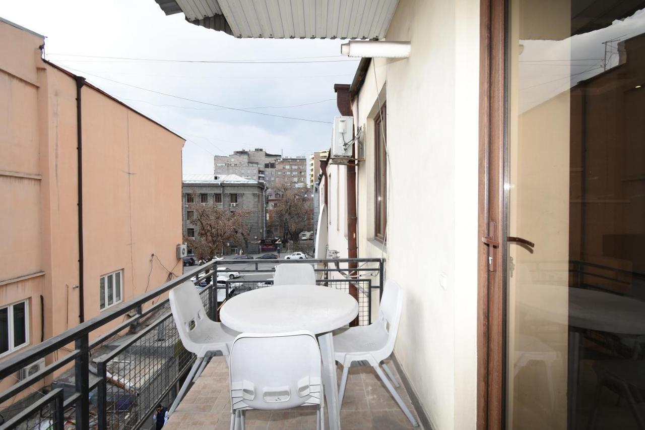 Galaxy Inn Luxury Hostel In Center Erevan Exterior foto